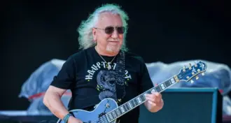 Uriah Heep: Mick Box oferece recompensa por colar roubado em Curitiba, 