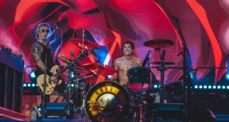 Guns N' Roses: Duff McKagan conta o que o novo baterista Isaac Carpenter traz de diferente para a banda