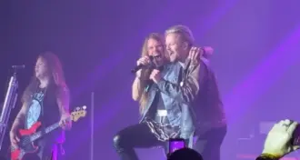 Erik Grönwall sobe ao palco com sua ex-banda, H.E.A.T, em Madri, na Espanha
