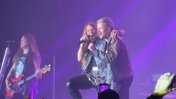 Erik Grönwall sobe ao palco com sua ex-banda, H.E.A.T, em Madri, na Espanha