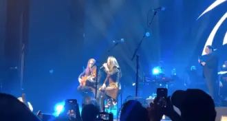 Kiko Loureiro se junta a Tarja Turunen para tocar o clássico 