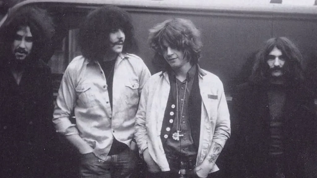 O Black Sabbath nasceu como The Polka Tulk Blues Band, depois mudou seu nome para Earth e, posteriormente passou a se chamar Black Sabbath.