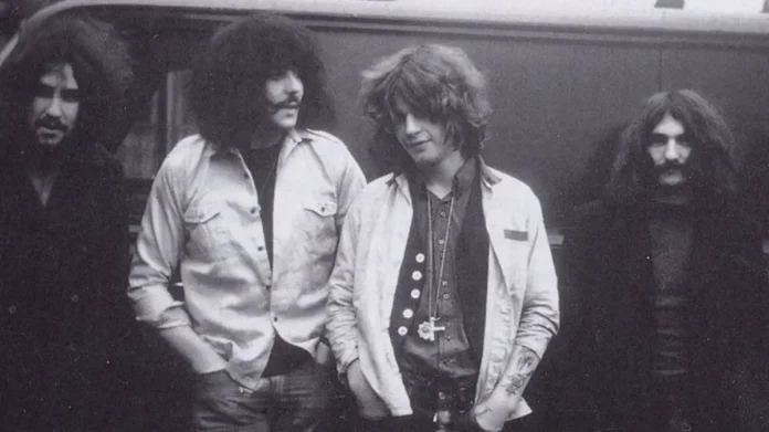 O Black Sabbath nasceu como The Polka Tulk Blues Band, depois mudou seu nome para Earth e, posteriormente passou a se chamar Black Sabbath.