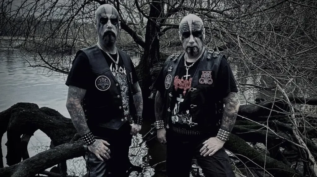 Mystic Circle: duo de metal extremo lança cover de "Afraid to Shoot Strangers" feat. Sarah Jezebel Deva