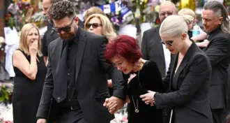 Em meio à grande comoção, fãs despedem de Ozzy Osbourne pela última vez em cortejo fúnebre