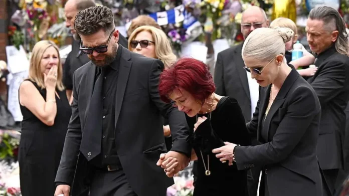 Em meio à grande comoção, fãs despedem de Ozzy Osbourne pela última vez em cortejo fúnebre