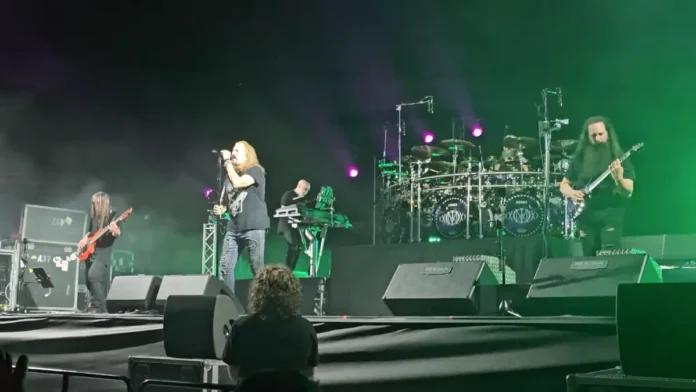 Dream Theater homenageia o Pink Floyd tocando 