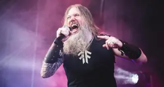 Amon Amarth: Johan Hegg sofreu uma queda no palco enquanto a banda abria para o Slayer em Cardiff, no Reino Unido