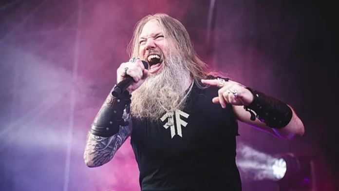 Amon Amarth: Johan Hegg sofreu uma queda no palco enquanto a banda abria para o Slayer em Cardiff, no Reino Unido