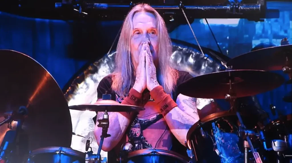 Iron Maiden: "a depressão me acompanhou. Foi nessa hora que pensei: 'Talvez esteja na hora. Vou terminar a turnê e acho que vou parar'", relembra Nicko McBrain