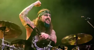 Mike Portnoy diz que o Skid Row deveria se reunir com Sebastian Bach: 
