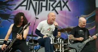 Segundo John Bush, decisão de celebrar sua era no Anthrax se deve ao fato de a banda evitar as músicas de sua época
