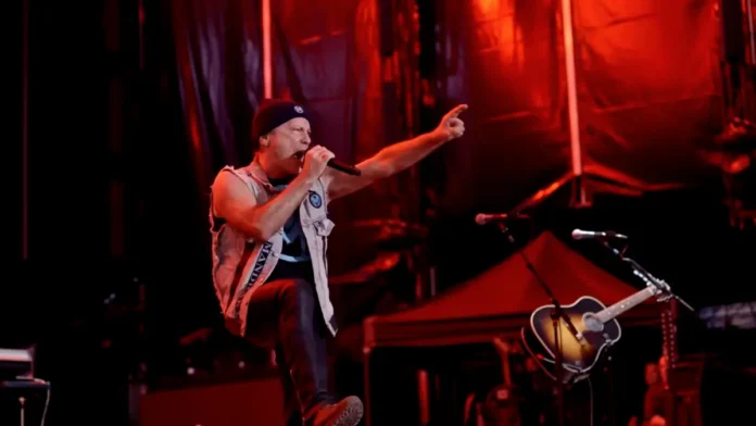 Segundo Bruce Dickinson, as músicas do seu novo álbum são "absolutamente bombásticas"