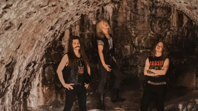 DET: álbum de estreia dos finlandeses, "Destructive Elite Terror", será lançado em outubro; ouça os singles "Nosferatu" e "Strike"