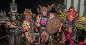Gwar: após encenar estripamento de Trump no palco, banda sofre tentativa de cancelamento