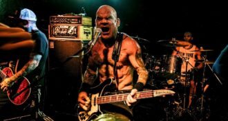 Membro de influente banda da cena hardcore punk americana, critica Metallica, Pantera e outras bandas por não levá-lo em turnê