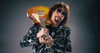 Rockstars do mundo inteiro prestam homenagens a Ace Frehley
