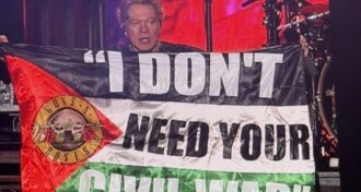 Guns N' Roses: segurando uma bandeira da Palestina, Axl Rose pede o fim da guerra em show na Colômbia