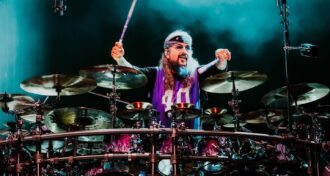 Mike Portnoy comemora escolha de Anika Nilles como baterista do Rush: 