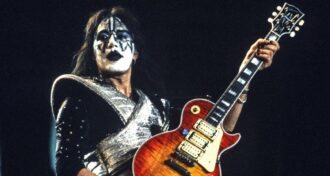 Kiss: Peter Criss, Paul Stanley e Gene Simmons prestam homenagens a Ace Frehley, 
