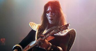 Funeral de Ace Frehley reúne família, amigos e os ex-integrantes do Kiss no Bronx, Nova York