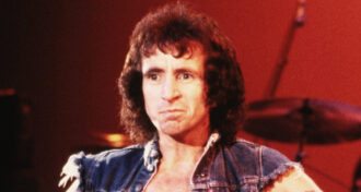 Bon Scott performando com o AC/DC no final dos anos 70/início dos 80.