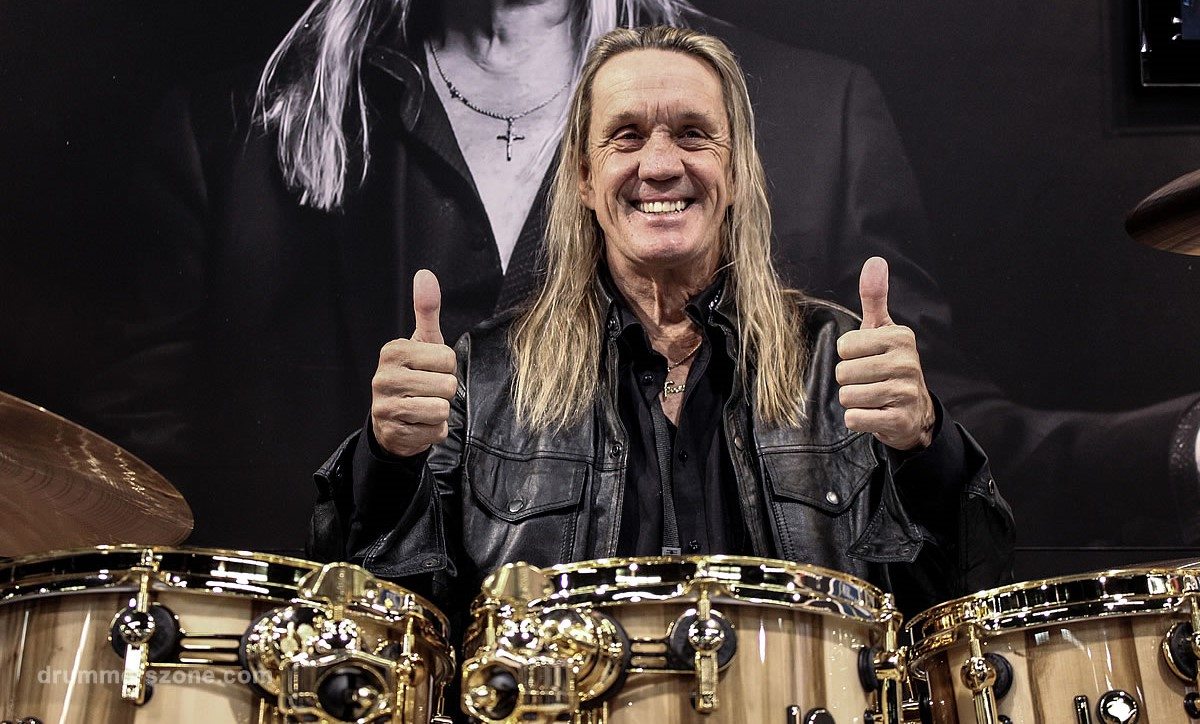 Nicko McBrain anuncia turnê de palestras após revelar autobiografia “Hello Boys And Girls!”