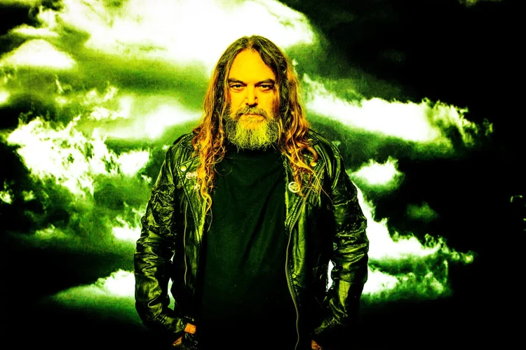 Max Cavalera revela o segredo para uma carreira duradoura: “A música ajuda o mundo, mas é preciso manter os pés no chão”