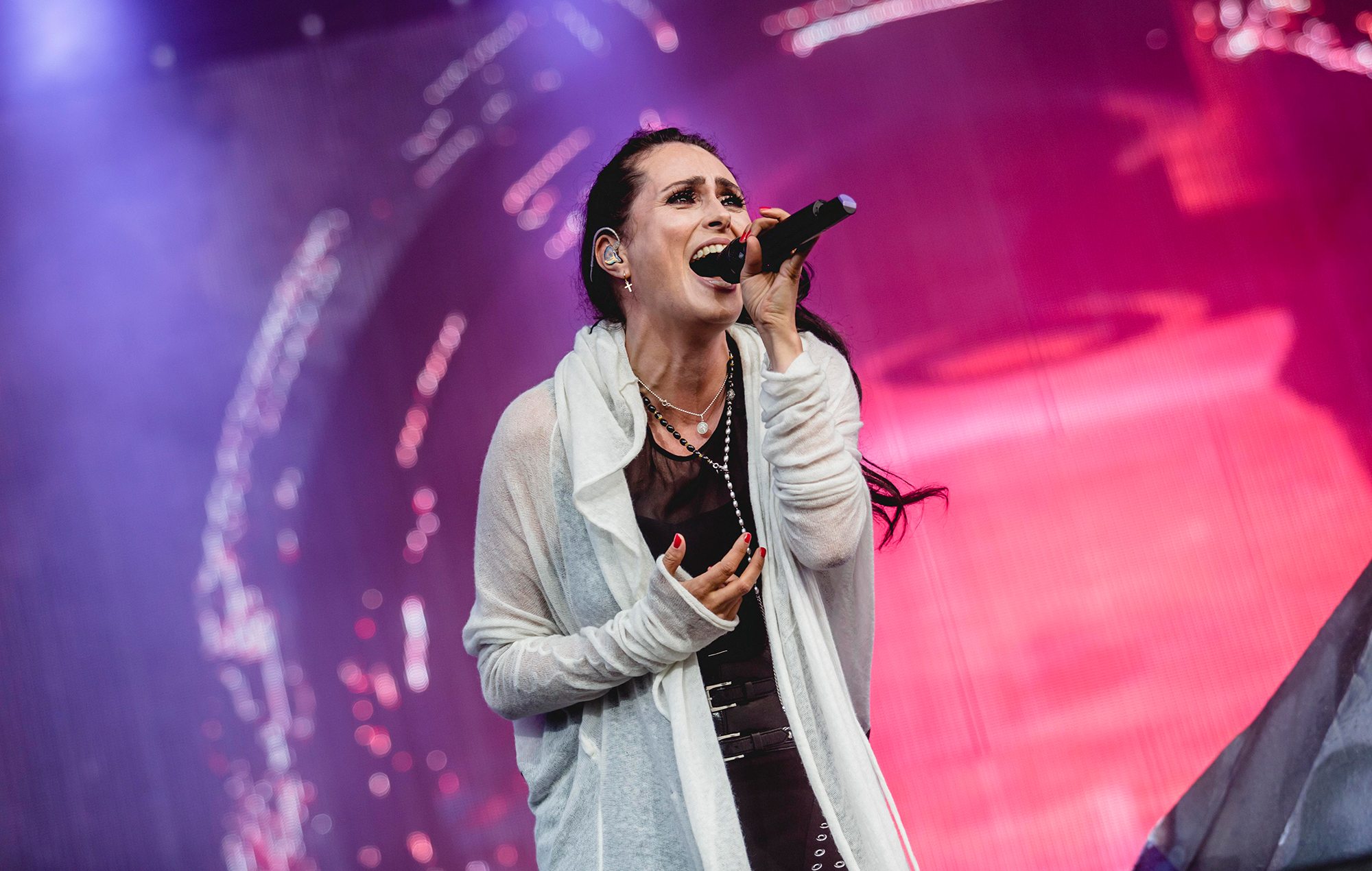 Within Temptation prepara álbum “completamente diferente” e mantém letras políticas