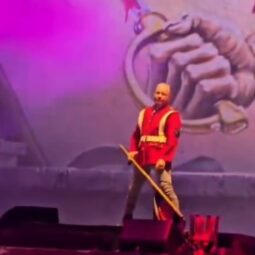 Bruce Dickinson visivelmente irritado com uso de sinalizadores por fãs em show do Maiden no Equador