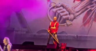 Bruce Dickinson visivelmente irritado com uso de sinalizadores por fãs em show do Maiden no Equador